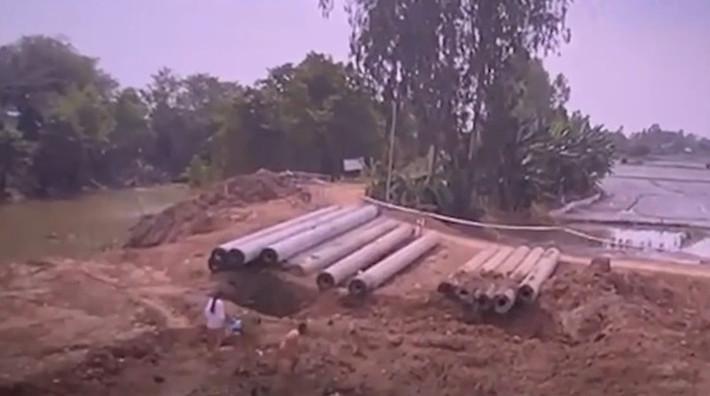 Trước đó, trưa ngày 31/12/2022, bé Thái Lý Hạo Nam (SN 2012; ngụ xã Phú Lợi, huyện Thanh Bình, tỉnh Đồng Tháp) cùng nhóm trẻ đi vào công trường cầu Kênh Rọc Sen để nhặt phế liệu. Tại đây, Hạo Nam lọt vào trong lòng trụ bê tông D500 tại mố MA (trụ C1-MA) có đường kính ngoài 50 cm, đường kính trong 25 cm. Tại thời điểm xảy ra sự cố, công trường ngừng làm việc và công nhân đang nghỉ trưa.