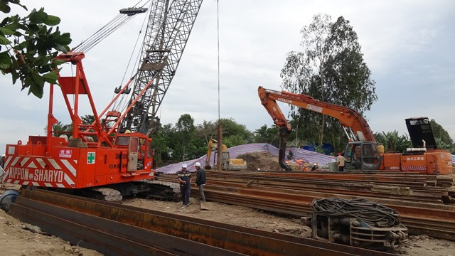 Hiện các công nhân đang tiến hành đóng cọc ván thép có chiều dài 18m xung quanh trụ bê tông. Đồng thời, Tổ Điều hành đang huy động, bổ sung nhân lực và thiết bị từ nơi khác đến hiện trường. Hoạt động cứu nạn, cứu hộ vẫn diễn ra khẩn trương và tuân thủ đảm bảo an toàn tuyệt đối cho lực lượng thực hiện nhiệm vụ.