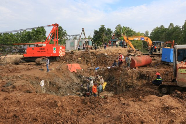 Sáng cùng ngày, UBND tỉnh Đồng Tháp đã tổ chức cuộc họp với sự tham gia của các bộ, ngành và các chuyên gia. Tại cuộc họp, tỉnh này đã thống nhất, hoàn thiện phương án và ra quyết định thành lập Tổ Điều hành cứu nạn, cứu hộ công trình cầu Kênh Rọc Sen để điều hành thi công phương án cứu hộ, cứu nạn tại công trình.