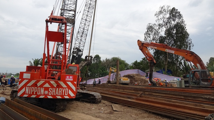 Thông tin mới nhất về diễn biến cứu nạn trong vụ bé trai 10 rơi xuống trụ bê tông ở Đồng Tháp, ngày 7/1 đến sáng 8/1, lực lượng cứu nạn, cứu hộ đang cấp bách triển khai công việc nhấc trụ bê tông lên khỏi mặt đất theo phương án khả thi đã được thống nhất.