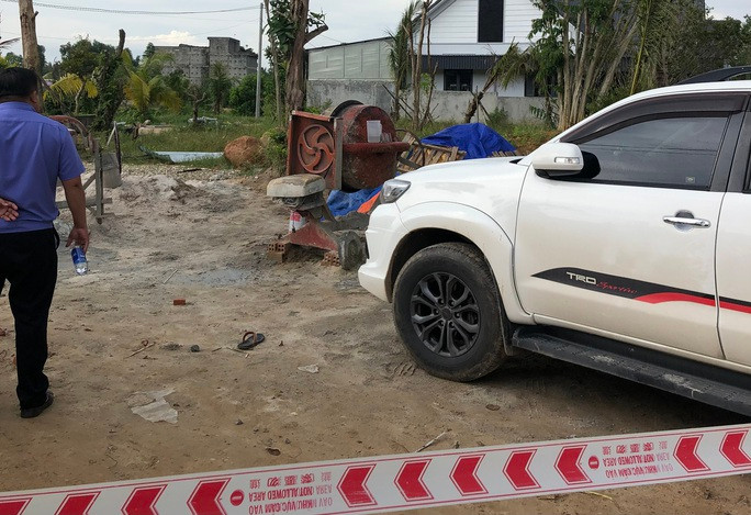 Vụ nổ súng xảy ra trưa ngày 27/10, tại ấp Bến Tràm, xã Cửa Dương, TP Phú Quốc bắt nguồn từ mâu thuẫn giữa nhóm của Vũ Văn Lương (Hai Lượng, SN 1987, hiện trú tại phường Dương Đông, TP Phú Quốc); Bùi Minh Trung (SN 1976, Trung Cà Mau) với nhóm của Khúc Văn Đoài (SN 1983, trú tại tổ 2, ấp Bến Tràm, Cửa Dương,Phú Quốc) liên quan tranh chấp đất đai.