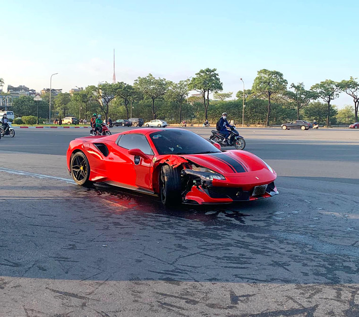 Sau cú va chạm, chiếc xe máy văng cách xe Ferrari khoảng 50m và người điều khiển xe máy bị văng ra xa cách ô tô khoảng 100m. Tai nạn khiến một người tử vong tại chỗ, hai phương tiện bị hư hỏng nặng.