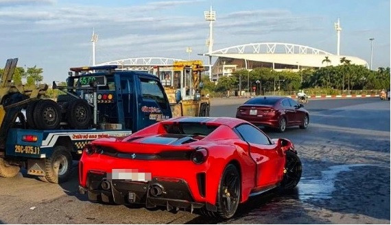 Thời điểm trên, một chiếc siêu xe Ferrari màu đỏ, đang lưu thông theo hướng Lê Quang Đạo - Lê Đức Thọ đã va chạm với một chiếc xe máy BKS: 29T1- 337.xx chạy cùng chiều phía trước.