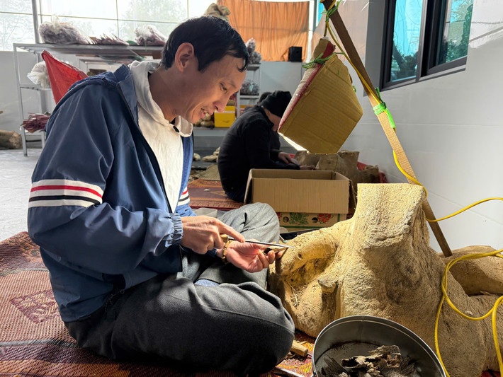 Ngoài việc sử dụng các phương pháp sản xuất truyền thống, các cơ sở sản xuất hương trầm Phúc Trạch còn kết hợp với máy móc hiện đại. Nhiều năm trở lại đây, hương sản xuất ra không chỉ dồi dào về số lượng mà chất lượng cũng bảo đảm hơn. Với sự kiên trì, công phu và kỹ thuật điêu luyện, từ cây gió trầm người dân Phúc Trạch chế tạo ra nhiều mặt hàng thủ công mỹ nghệ có giá trị.