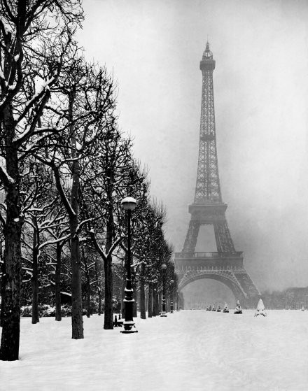 Tháp Eiffel - biểu tượng của thủ đô Paris, Pháp năm 1948.