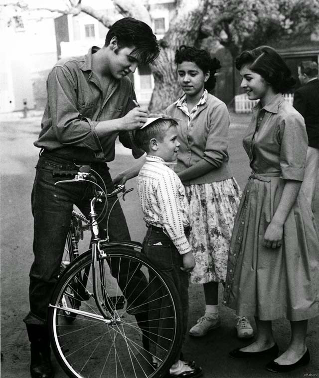 Ông vua nhạc rock & roll Elvis Presley thân thiện và ký tặng người hâm mộ tại Đức năm 1959.