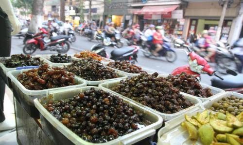 Gần tháp nước Hàng Đậu (quận Hoàn Kiếm, Hà Nội) có một tiệm ô mai xào nổi tiếng hàng chục năm nay. Bất kỳ ai đi qua đều ngửi thấy mùi thơm phức của nhiều loại hoa quả dầm đường.