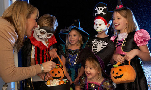 Trong lễ hội Halloween, trẻ em một số nước phương Tây thường chơi trò “Trick or treat” (tạm dịch: “Cho kẹo hoặc bị ghẹo”).