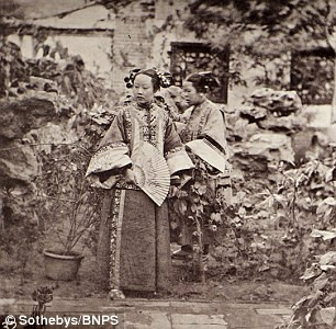 Vẻ đẹp truyền thống của hai cô gái Mãn Châu khi tham dự hôn lễ.