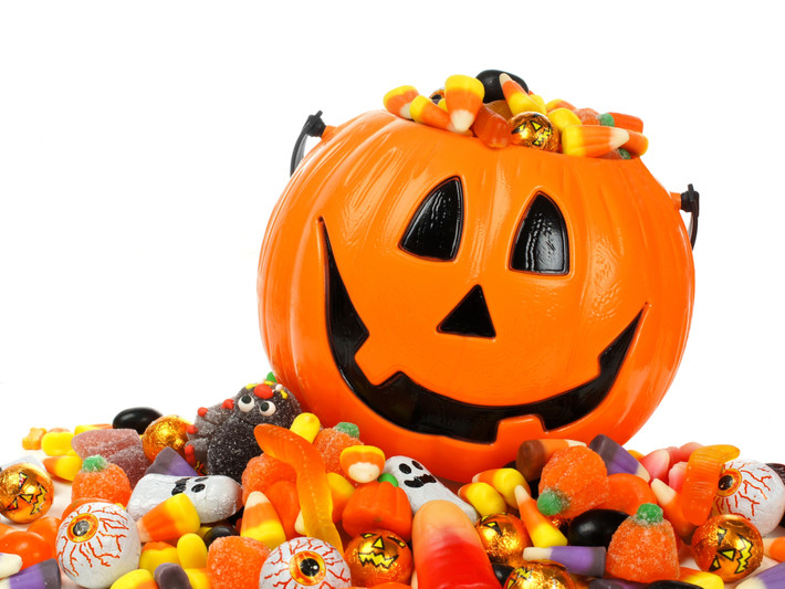 Theo một số khảo sát, người dân Mỹ chi khoảng 2,8 tỷ USD để mua kẹo trong dịp Halloween.