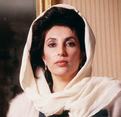 Cụ thể cha của cựu Thủ tướng Pakistan Benazir Bhutto là Thủ tướng dân bầu đầu tiên tại đất nước Zulfikar Ali Bhutto nhưng lại bị một chính quyền quân sự lật đổ năm 1977. Vì vậy, ông bị treo cổ. Sau này, hai người con trai của Thủ tướng Zulfikar cũng qua đời một cách bí ẩn. Năm 2007, bà Benazir Bhutto bị ám sát và qua đời.