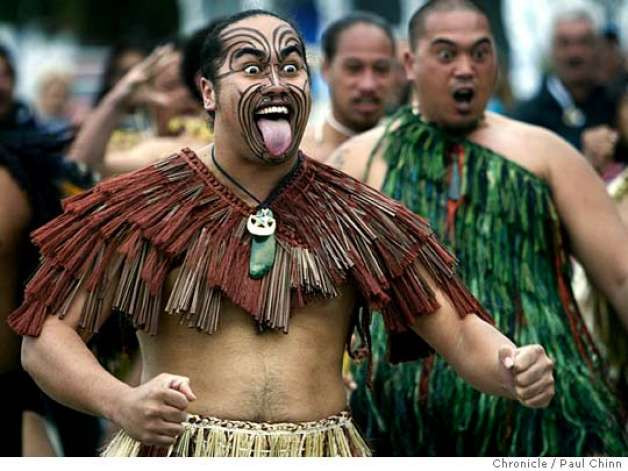 Điệu nhảy Haka thường được người Maori sử dụng để đe dọa, thách thức kẻ thù. Ngoài ra, điệu nhảy Haka còn được thực hiện trong một nghi lễ trước khi diễn ra trận chiến.