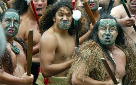 Người Maori còn nổi tiếng với điệu nhảy Haka. Khi thực hiện điệu nhảy này, khuôn mặt của người Maori càng hung dữ thì điệu nhảy sẽ càng thành công.
