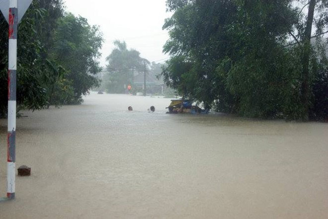 6.000 nhà dân ở Tuyên Hóa bị ngập nước, trong đó có hộ dân bị cô lập. Các tuyến Quốc lộ 12A, 12C, 15 và tỉnh lộ 559 qua huyện Tuyên Hóa bị chia cắt, không thể lưu thông.