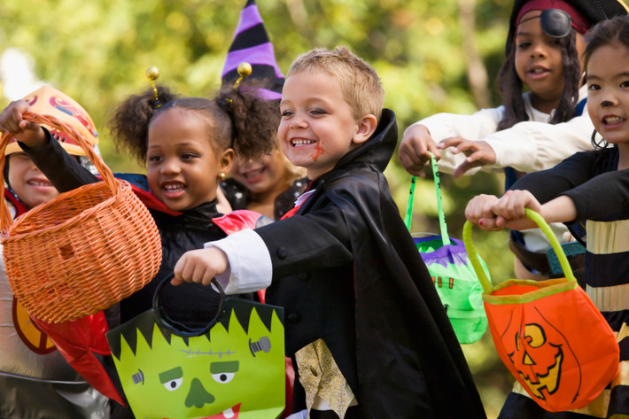 Sau khi hóa trang thành nhân vật mong muốn trong dịp Halloween, trẻ em thường đi thành từng nhóm và đến gõ cửa từng nhà trong khu phố rồi nói “Trick or treat” để yêu cầu gia chủ cho kẹo.