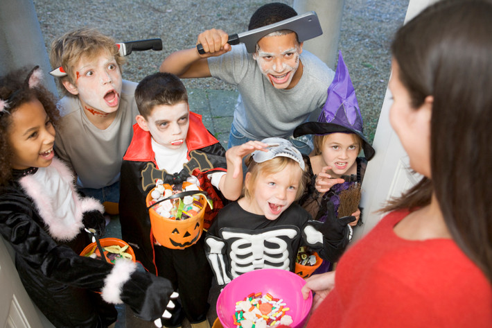 Cũng trong ngày Halloween, trẻ em mặc trang phục hóa trang độc đáo theo sở thích của mình như hóa trang thành phù thủy, siêu nhân, người nhện, ma quỷ...