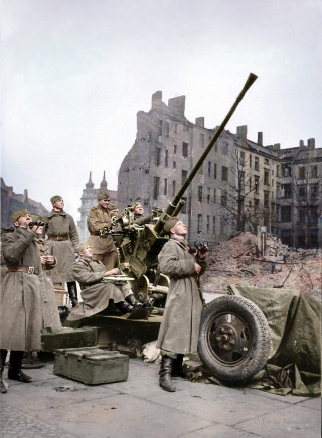 Binh sĩ Liên Xô bảo vệ không phận khi làm nhiệm vụ ở Crimea năm 1944.