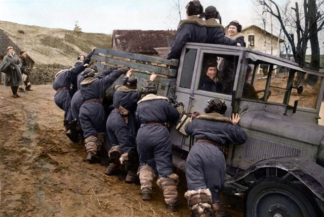 Một nhóm binh sĩ Liên Xô ở mặt trận Berlin năm 1945.