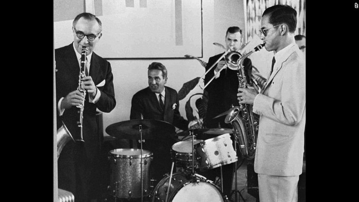 Quốc vương Bhumibol (ngoài cùng bên phải) chơi kèn saxophone cùng huyền thoại nhạc jazz Benny Goodman (ngoài cùng bên trái) và ban nhạc của ông ở New York năm 1960.