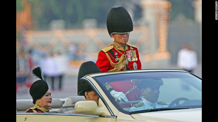 Nhà vua và hoàng hậu cùng Thái tử Vajiralongkorn, con trai duy nhất của họ, duyệt binh trong lễ kỷ niệm sinh nhật lần thứ 79 của ông năm 2006.