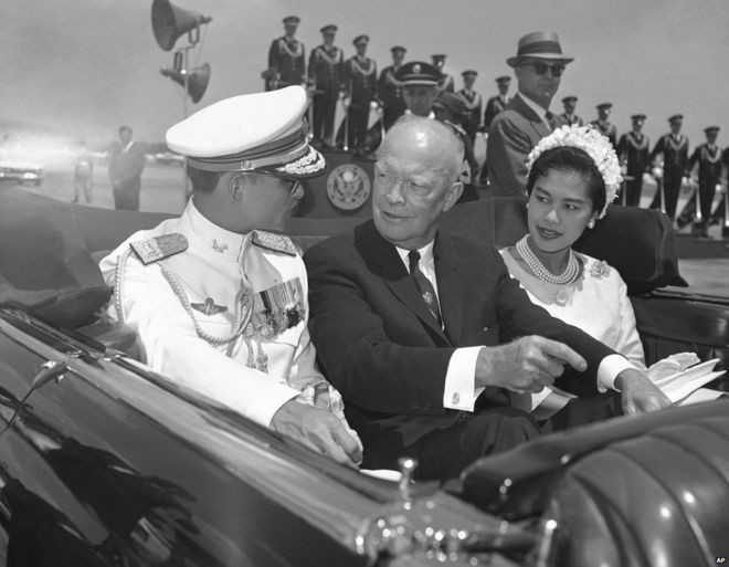 Quốc vương Bhumibol và Hoàng hậu Sirikit Kityakara trò chuyện với Tổng thống Mỹ Dwight Eisenhower khi đến thăm Washington năm 1960.