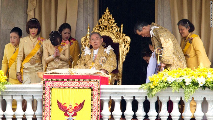 Quốc vương Bhumibol chụp ảnh cùng các thành viên trong gia đình trong lễ kỷ niệm sinh nhật lần thứ 85 của ông năm 2012.