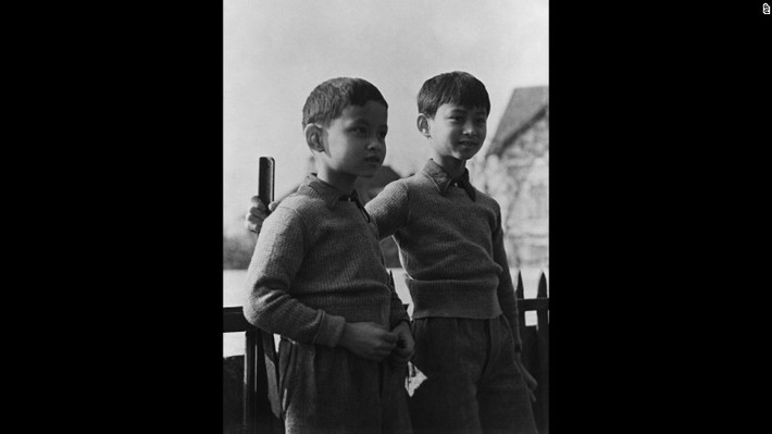 Quốc vương Thái Lan Bhumibol Adulyadej (bên trái ảnh) sinh năm 1927 ở Massachusetts, Mỹ, sau đó học tập tại Thụy Sĩ. Bên phải ảnh là anh trai ông Bhumibol - Ananda Mahidol. Bức ảnh này được chụp tại trường học ở Thụy Sĩ năm 1935. Ông Bhumibol lên ngôi khi 18 tuổi, sau khi quốc vương Ananda Mahidol qua đời ở tuổi 20 tại cung điện ở Bangkok.