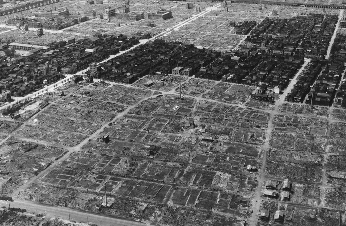 Hình ảnh hoang tàn một phần của thành phố Tokyo, Nhật Bản sau những vụ ném bom kinh hoàng năm 1945.