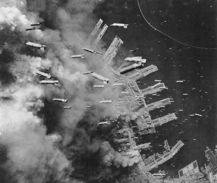 Máy bay B-29 Superfortresses của Mỹ thả bom cháy xuống Kobe, Nhật Bản ngày 4/6/1945.