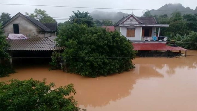 Nước dâng cao khiến giao thông tê liệt tại nhiều địa phương. Ảnh: Nguyễn Dương.
