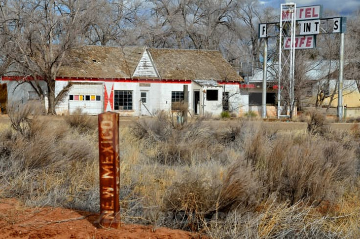 Thị trấn ma Glenrio ở Texas/New Mexico được thành lập năm 1908. Vào thời kỳ phát triển rực rỡ, Glenrio có nhiều nhà hàng, nhà nghỉ... Tuy nhiên, đến năm 1973, thị trấn này bị bỏ hoang khi người ta xây dựng tuyến đường mới.
