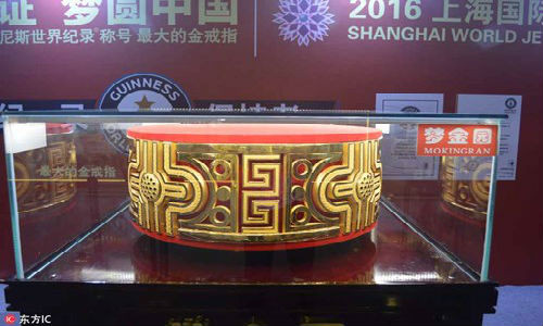 Mới đây, tại hội chợ trang sức Thượng Hải (Trung Quốc), các du khách đã có cơ hội chiêm ngưỡng chiếc nhẫn vàng lớn nhất thế giới.