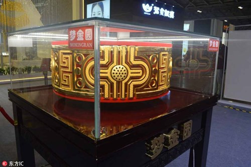 Chiếc nhẫn nặng 82,2kg, làm từ vàng có độ tinh khiết cao tới 99,99%.