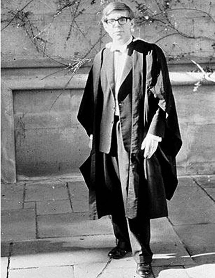 Thời kỳ đầu đến trường, Stephen Hawking không thể đọc thông viết thạo. Ông đổ lỗi cho phương pháp dạy của giáo viên.