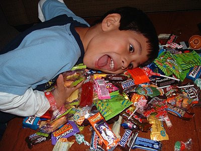 Halloween là ngày lễ có doanh thu cao thứ hai ở Mỹ (sau Giáng sinh). Mỗi năm, người dân Mỹ chi khoảng 6 tỷ USD cho Halloween. Ngành công nghiệp sản xuất bánh kẹo trung bình kiếm được 2 tỷ USD trong dịp lễ này.
