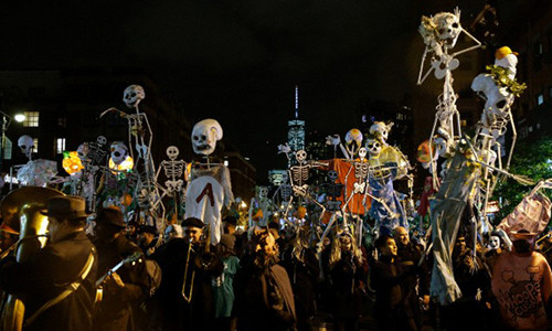Trong lễ hội Halloween, người dân Mỹ tổ chức nhiều sự kiện sôi nổi như các lễ hội hóa trang, các bữa tiệc náo nhiệt, buổi diễu hành lớn... Một trong những sự kiện tiêu biểu là Greenwich Village Halloween Parade được tổ chức hoành tráng ở Manhattan, New York.