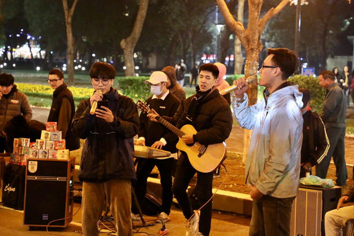 Chương trình âm nhạc đường phố cũng thu hút lượng lớn người xem. Đây là một trong những phố đi bộ tiếp theo của Thủ đô đi vào hoạt động nhằm đáp ứng nhu cầu vui chơi, giải trí của người dân.