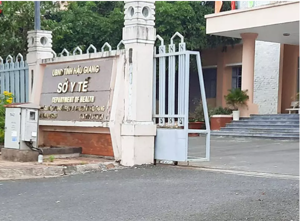 Việt Á từng cho người mang 450 triệu đến nhà Giám đốc CDC Hậu Giang: Mới đây, ông Nguyễn Văn Lành – Giám đốc CDC tỉnh Hậu Giang cho biết, Việt Á từng cho người mang túi quà bên trong có 450 triệu đồng đến nhà ông nói là “bồi dưỡng anh em chống dịch”. Sau đó, ông Lành đã báo cáo UBND tỉnh và bàn giao mang túi quà cho cơ quan công an.