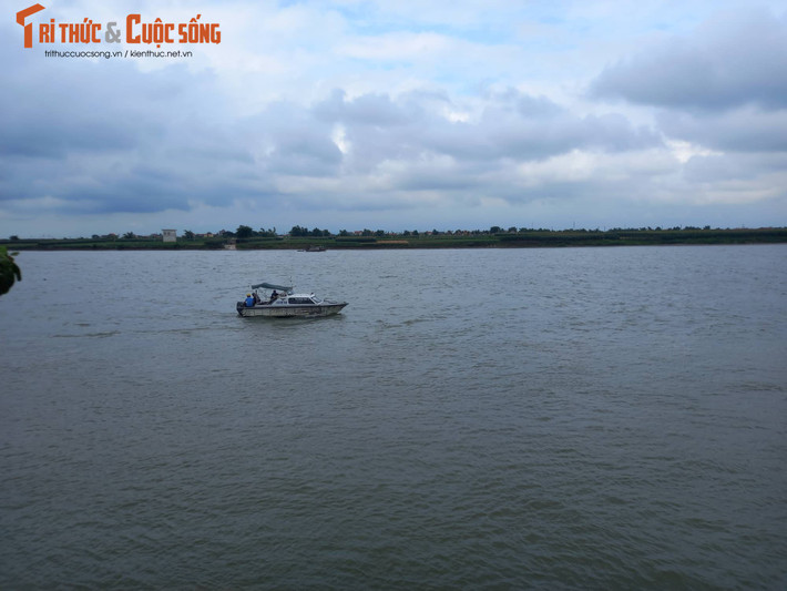 Chiều 9/5, các lực lượng chức năng vẫn đang tích cực tìm kiếm nữ giáo viên cùng 2 con nhỏ nghi ngã trên sông Thái Bình. Hàng trăm người vẫn tập trung trên bờ sông Thái Bình địa phận thôn Uyên Đức (xã Cẩm Văn, huyện Cẩm Giàng, Hải Dương) để theo dõi các thợ lăn thợ "câu xác" tìm kiếm tung tích 3 mẹ con.