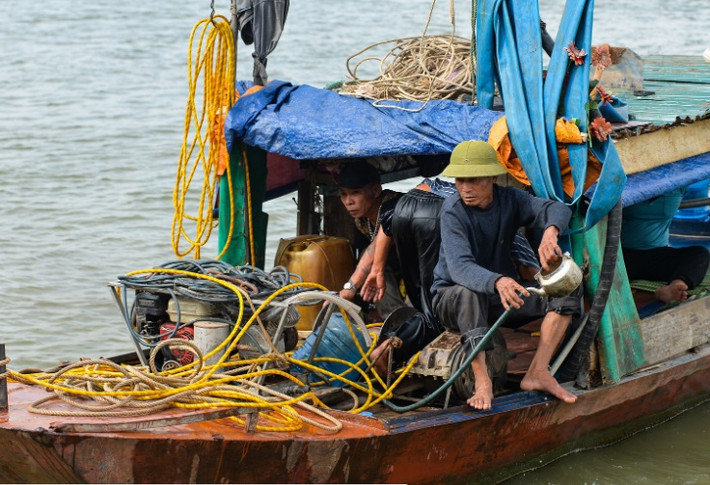 "Nhóm chúng tôi có thể lặn tới độ sâu 40 -50 mét không thành vấn đề gì. Nếu ngày mai gia đình tiếp tục thuê tìm kiếm thì chúng tôi sẽ huy động thêm lực lượng. Hôm qua và nay có 4 thuyền thì ngày mai sẽ huy động lên 8 thuyền dàn hàng ngang để tìm kiếm...", ông Quảng chia sẻ.