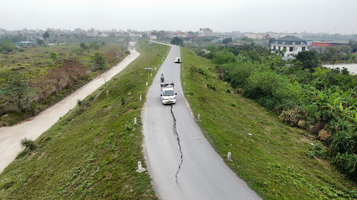Ngày 9/4/2025, ghi nhận của Báo Tri thức và Cuộc sống, tại vị trí Km10+600 đến Km10+700 đê Ngọc Tảo (xã Tam Hiệp, huyện Phúc Thọ, TP. Hà Nội) vẫn tồn tại tình trạng nứt, gãy mặt đê với độ sâu hoắm chừng 30cm. Đoạn đứt kéo dài khoảng 100m và chạy xuyên tâm tuyến đường đê.