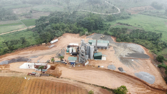 Ngày 17/4, thông tin với PV Báo Tri thức và Cuộc sống, đại diện UBND huyện Ba Vì, TP Hà Nội cho biết, sau khi tiếp nhận phản ánh của Báo Tri thức và Cuộc sống về việc trạm trộn bê tông Asphalt có quy mô đang xây dựng không phép trên đất nông nghiệp tại thôn Muỗi, xã Yên Bài. Chính quyền địa phương đã yêu cầu lực lượng kiểm tra, xác minh và yêu cầu chủ công trình dừng thi công, tháo dỡ công trình ngay lập tức.