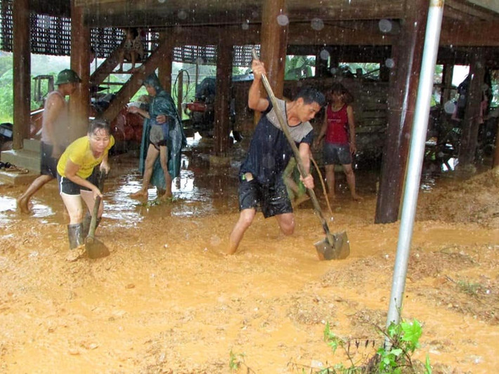 Người dân huyện Con Cuông dọn dẹp bùn lầy trong mưa lũ