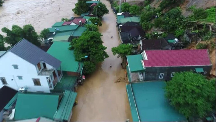 Flycam ghi lại hình ảnh thị trấn Mường Xén (huyện Kỳ Sơn) bị nước lũ bao vây: "Mưa lũ Kỳ Sơn. Đây là hình ảnh thị trấn huyện Kỳ Sơn, cần lắm những tấm lòng hảo tâm" - anh D.K.N bộc bạch trên trang cá nhân