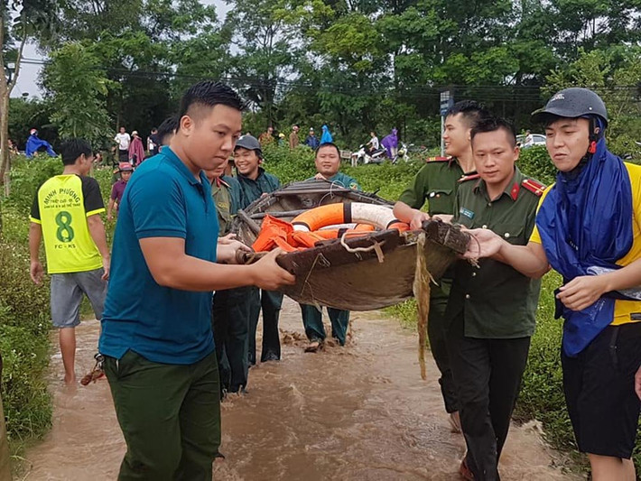 Hình ảnh cơ quan chức năng giúp dân được Bí thư Huyện ủy Con Cuông nhanh chóng chia sẻ trên trang facebook cá nhân