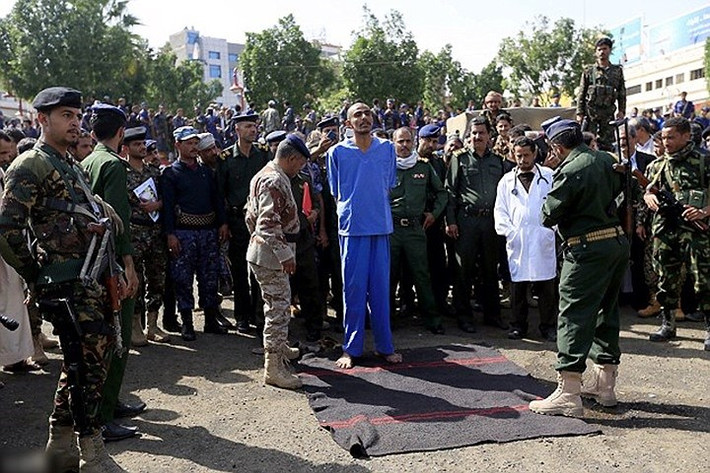 Vào đầu tháng 8 này, Yemen đã lại hành quyết công khai 3 phạm nhân ngay tại thủ đô Sanaa, bằng hình thức xử bắn. Trong ảnh là một trong 3 tử tù đó. Ảnh: EPA.