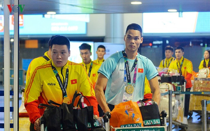 Ngay khi bước ra ngoài sảnh, vận động viên Nguyễn Văn Trí (áo vàng) và vận động viên Trần Đình Nam bất ngờ trước sự chào đón của người hâm mộ.