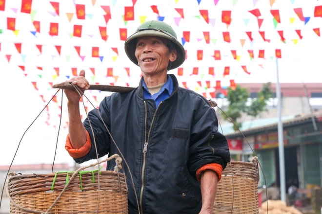 Ông Hà Công Xuân (70 tuổi) đã có hơn 30 năm trong nghề nuôi cá cho biết năm nay cá đẹp tuy nhiên sản lượng lại ít hơn năm ngoái. "Thời tiết năm nay rất ủng hộ người nuôi cá, nhiều gia đình trong thông thu hoạch được vài tạ đến cả tấn cá," ông Xuân cho biết. (Ảnh: Minh Sơn/Vietnam+)