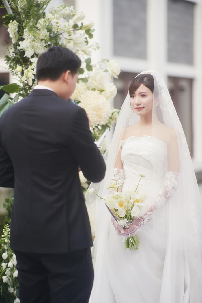 Ngọc Huyền 'Thương ngày nắng về' đăng lại một số khoảnh khắc đáng nhớ trong lễ cưới hôm 20/1 để cảm ơn mọi người đã chúc phúc cho mình.