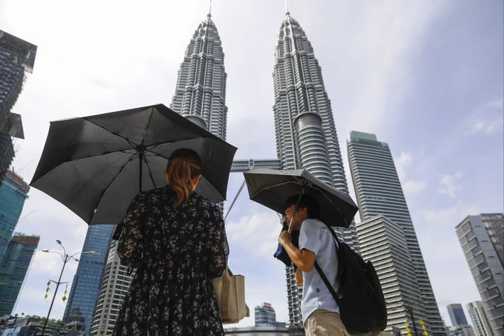 Dự kiến, thời tiết nắng nóng ở Malaysia có thể sẽ kéo dài đến tháng 8, theo Thứ trưởng Bộ Y tế Lukanisman Awang Sauni. Malaysia gần đây ghi nhận trường hợp một trẻ em chết vì say nắng, sự việc khiến Bộ Y tế nước này phải đưa ra khuyến cáo tới người dân. Ảnh: Ảnh: EPA.